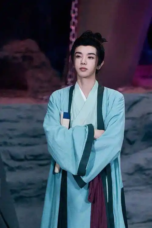 华晨宇《王牌对王牌》最新一期舞台照 cos酒剑仙古风造型惹眼_古装