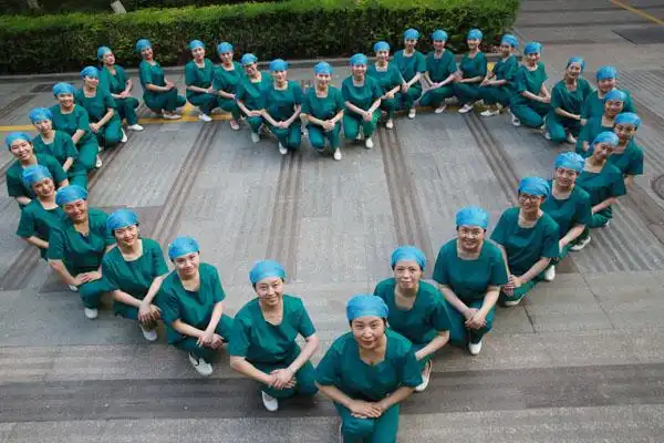 副主任护师2名,主管护师7名,护师21名,护士7名