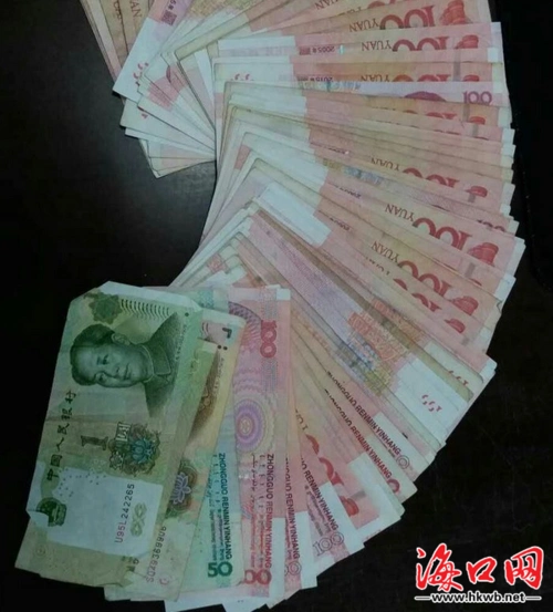 司机陈德武在营运过程中拾获乘客落在车上的手包,包内有7000多元现金