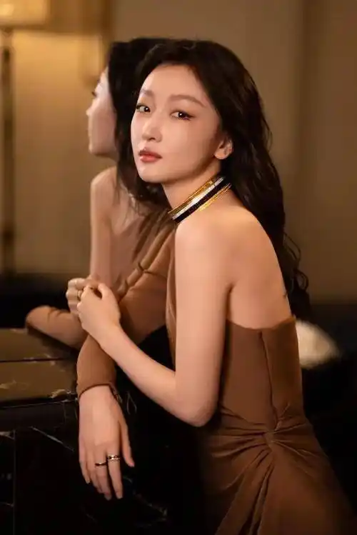 32岁周冬雨出席活动,长胖一圈变美很多,被指撞脸柳岩