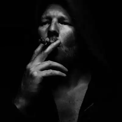 成熟男人抽烟头像很社会的大叔