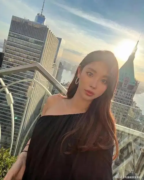 色皮肤,在外网也有着很高的辨识度以及不错的人气,她的ins名为hyo0ni