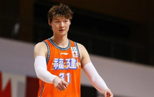 各队亏损严重,沪媒透露目标,郭氏兄弟合练,范依铭遇阻|郭凯伦|王哲林