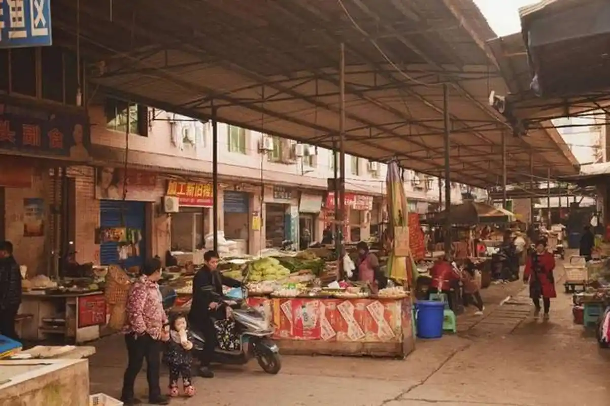一张生活老照片,2004年的重庆菜市场,那时候的人特别朴素,实在,那时候