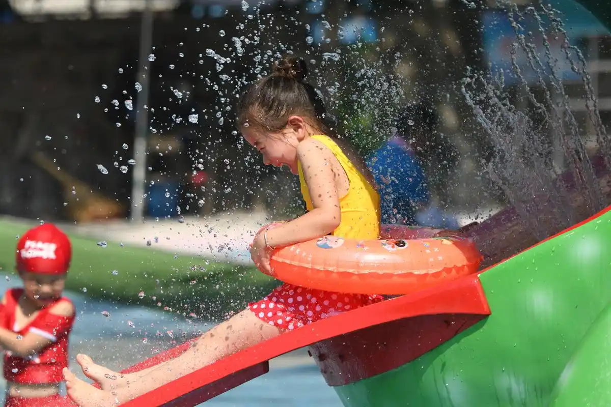 7月28日,小朋友在位于合肥的阿酋湾水上乐园戏水纳凉.