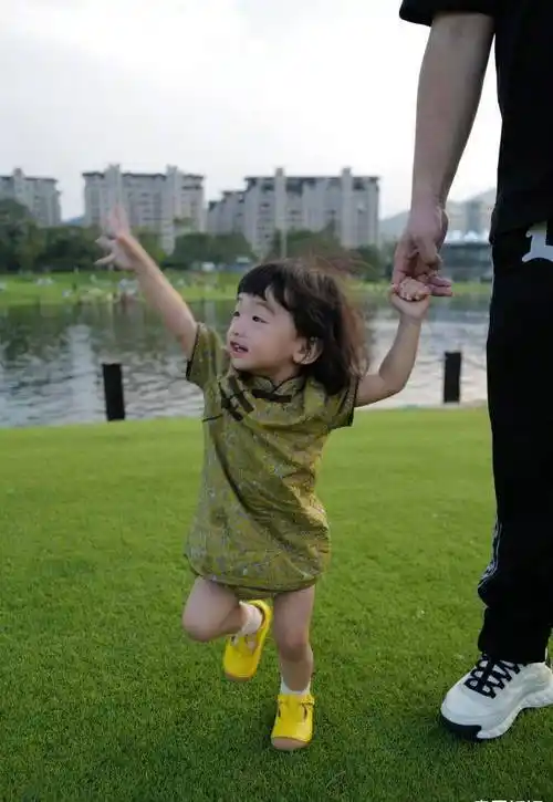 何雯娜一家三口出游,超可爱穿旗袍蹦蹦跳跳好欢乐,爸爸全程守护_女儿