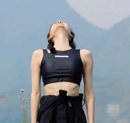 原创王丽坤早晨做瑜伽当她坐姿伸开双臂向左转身材比例遭妒忌