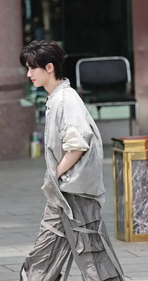 丁程鑫今日好六上班!好帅好清新~被粉丝的热情调侃到脸红可爱鼠了!