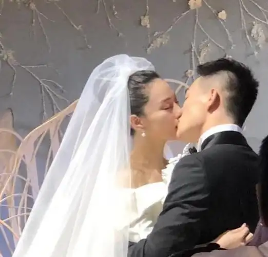 张馨予婚礼现场未精修图曝光,何捷依然帅气,张馨予礼服美过婚纱