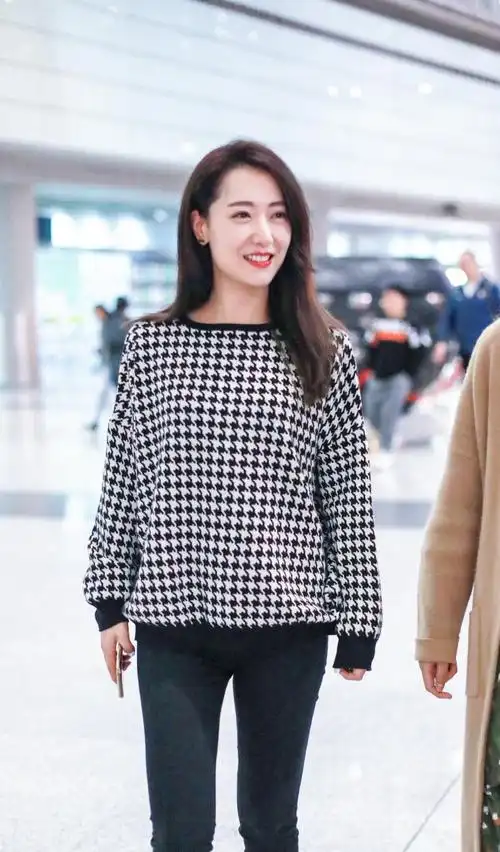 白冰舞台装造型真酷穿蕾丝背心配皮裤秀纤瘦身材时髦又吸睛