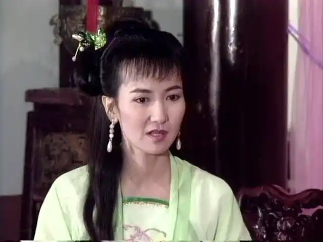 《新白娘子传奇》里的小青有七套衣服,基本上都是青色的