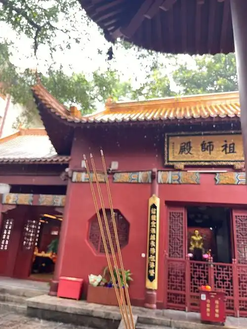 深圳弘法寺人到雨及