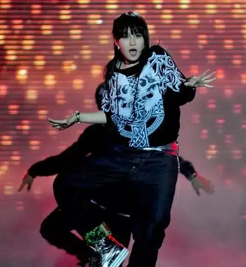 球球再大一点的时候,画风就变得更open了,小小年纪就拍过于早熟的照片