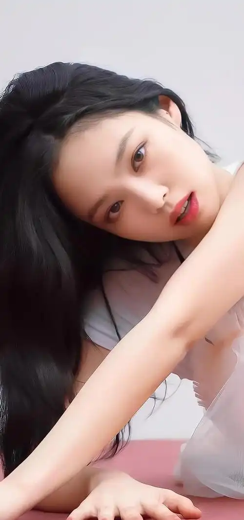 金智妮壁纸你已春色摇曳我仍一身旧雪