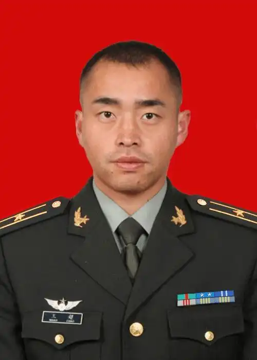 王超,男,汉族,中共党员,陆军某部军官,少校军衔.