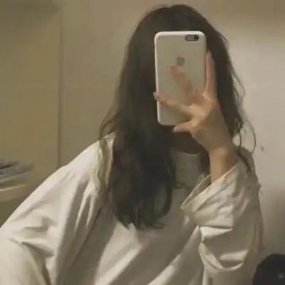 酷酷女生手机遮脸头像(ˊωˋ*)