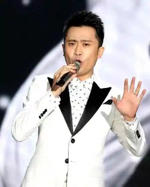 杨帆:抵达沈阳为主持分会场春晚做准备,老同事张蕾第一时间道贺_社会