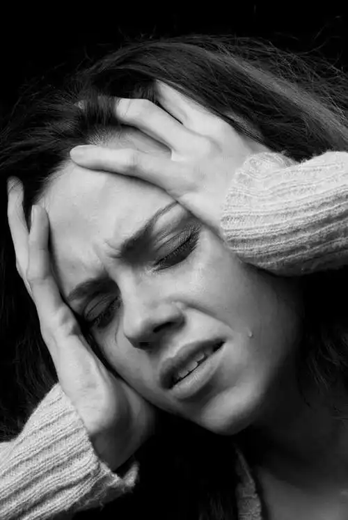 西方人,手,一个人,站,摸,竖图,黑白,室内,特写,白天,失败,欧洲,欧洲人