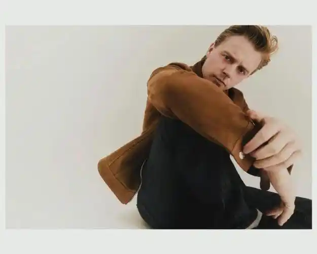 英国男星杰克劳登时尚写真大片金发男神风度翩翩