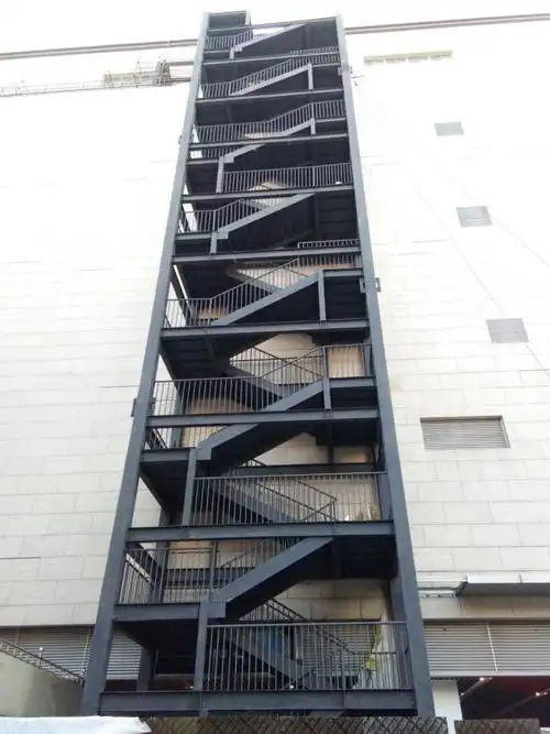 由于使用要求,需要在室外增加钢楼梯,楼梯分为首层至六层和六层至八层