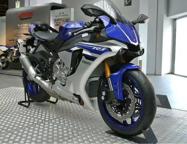 2008年底,雅马哈宣布他们将在2009年发布全新的r1.