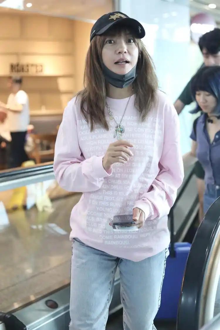 原创网友晒赵薇近照,素颜出镜皮肤暗黄