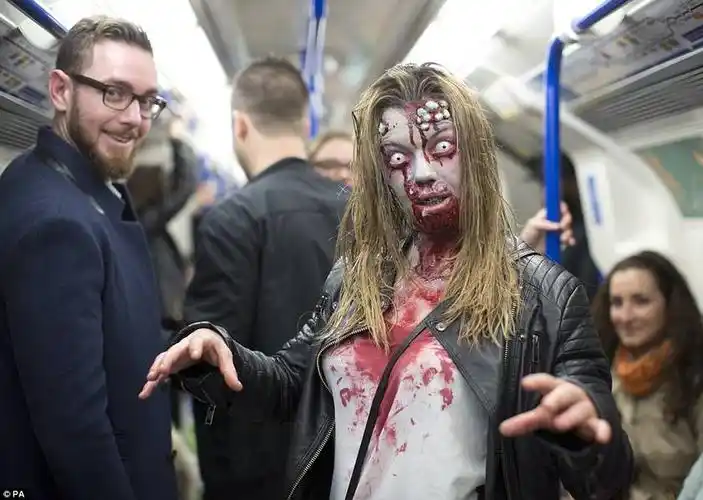 慎看!伦敦街头丧尸游行画面吓到你胆破