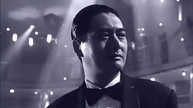 赌神高进陪朋友去打牌,没想到对方出老千换牌,赌神只好玩一玩