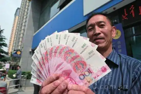 市民atm机取出12张豹子号人民币 10万元里仅10张