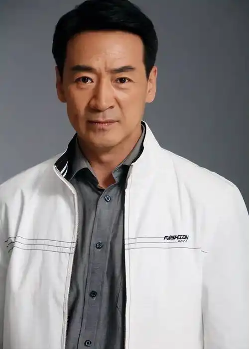 69岁寇振海现状:白发老态,儿子上高中,妻子风韵犹存_表演_角色_家庭