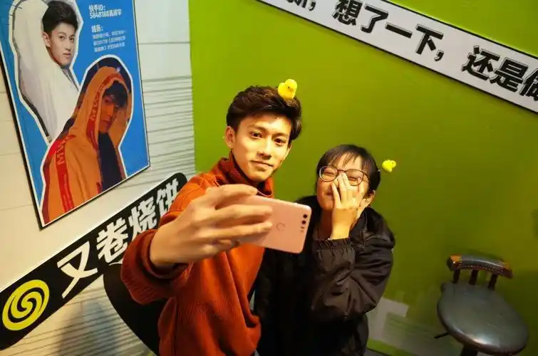 快手人气说唱小哥高泽宇在现场和粉丝自拍(图)