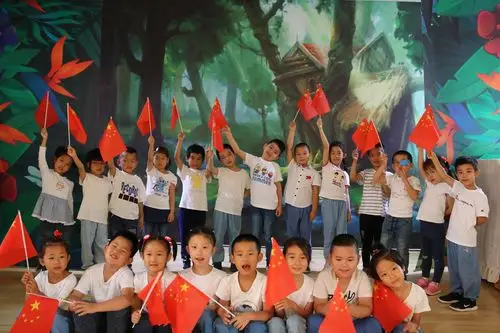 大一班小朋友合唱《祖国的花朵》