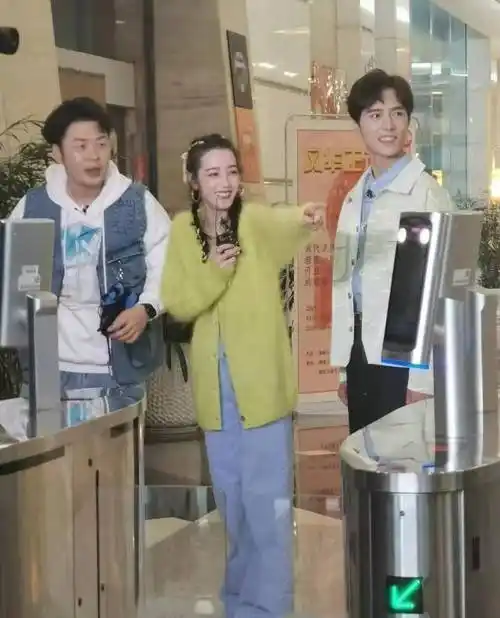 《快本》路透曝光,保安公主抱杜海涛,我却被迪丽热巴和旁边的粉丝吸引