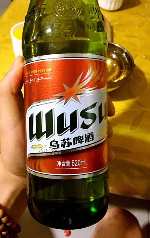 晚上看着老公儿子喝的本地啤酒,来,把瓶子倒过来看名字!