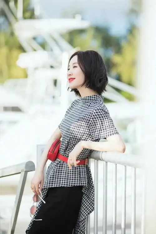 舒畅衣品开挂,不规则格子裙也能穿出女神气质,波波头短发超温柔