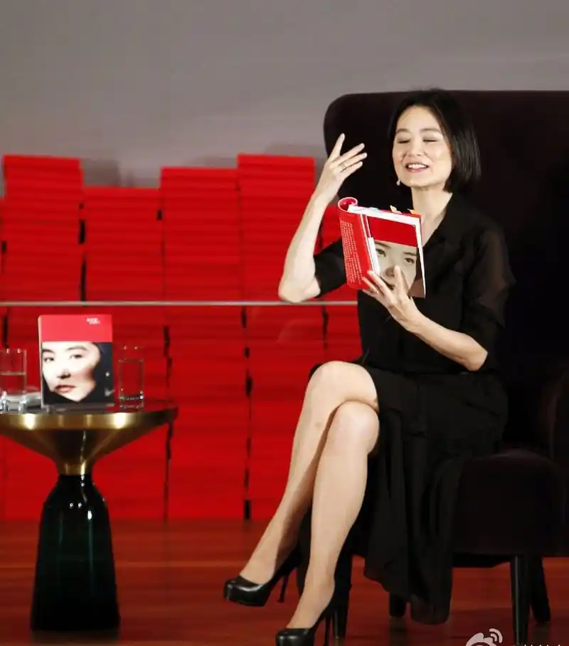 林青霞  女神的高跟美腿,皮肤保养的真好[鲜花]