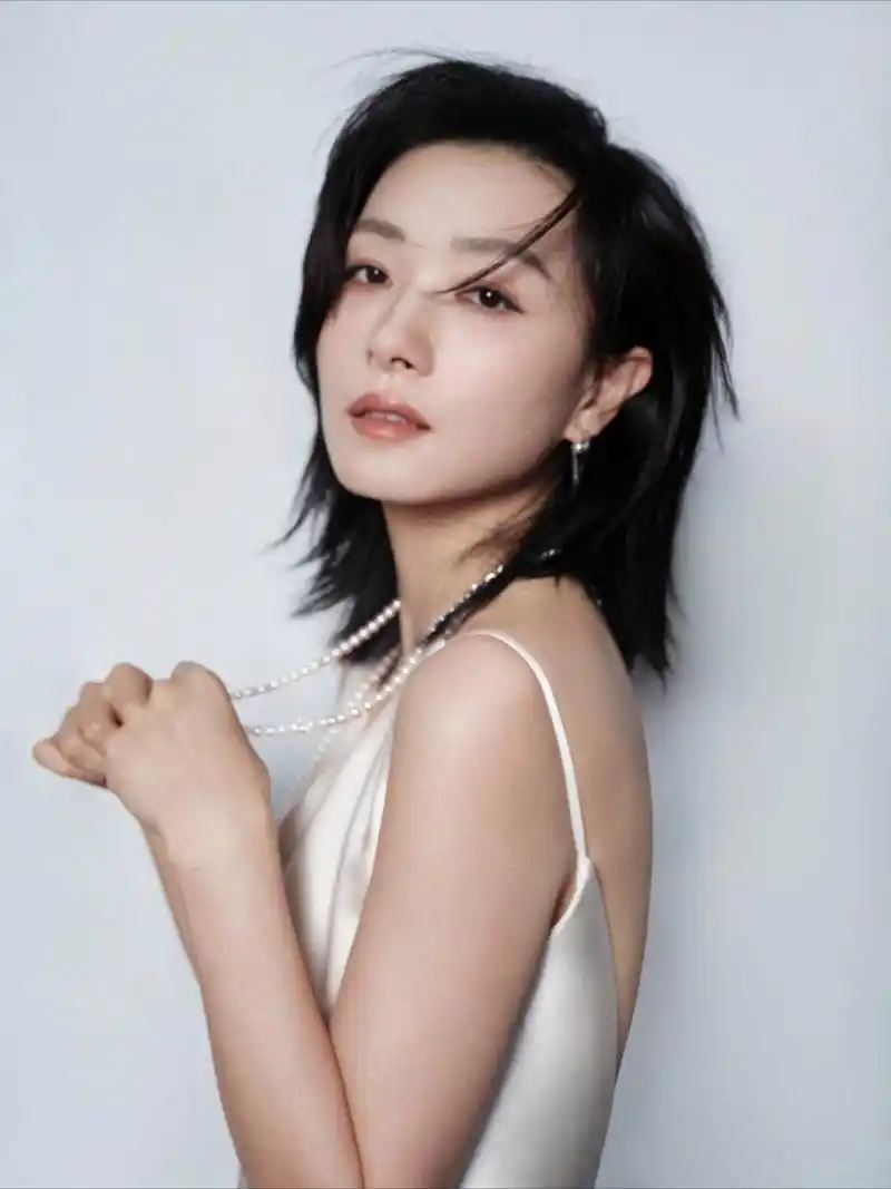 万茜宋茜傻傻分不清. 都是个子非常高挑.干净利索的类型.