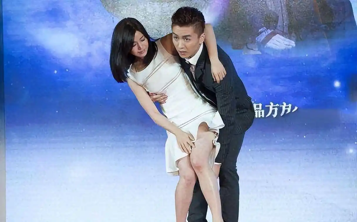 陈思诚公主抱佟丽娅,却不料让佟丽娅春光乍现,网友:难怪会离婚