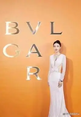 王丽坤别再瘦了,穿礼服裙露腰只有"巴掌宽",92斤体重太真实