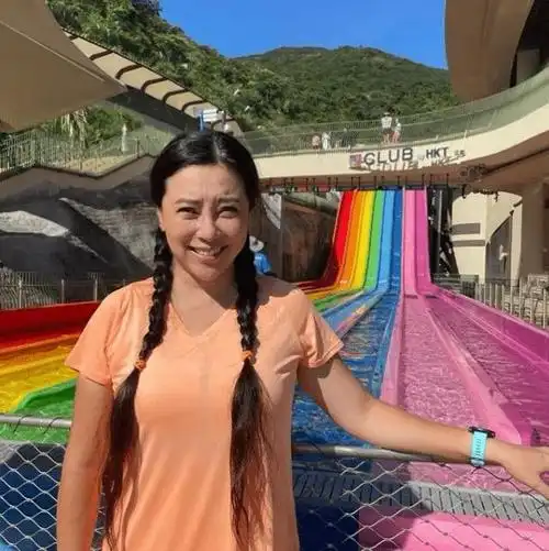 50岁傅明宪近照认不出,扎麻花辫老态尽显,豪门梦碎与三只狗为伴