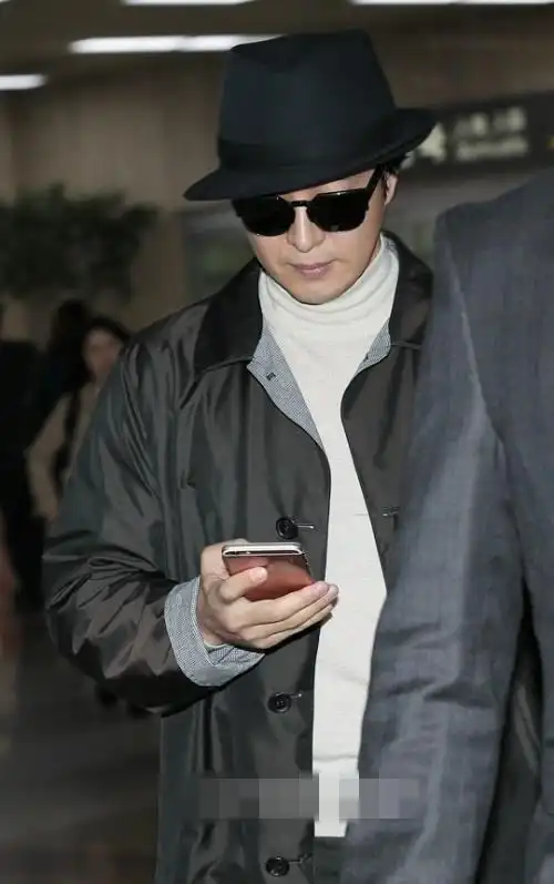 裴勇俊与娇妻朴秀珍同现身机场 婚后4个月首亮相