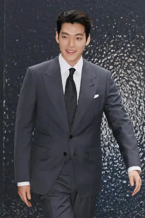 金宇彬 | 今日首尔出席活动生图,干练灰色西装,优越大长腿,这是他病愈