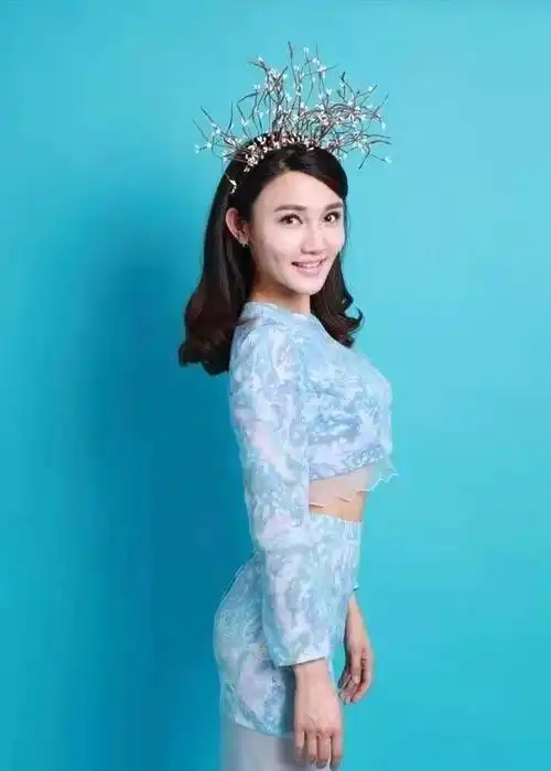 央视《诗词大会》主持人龙洋惊艳写真集_网易订阅