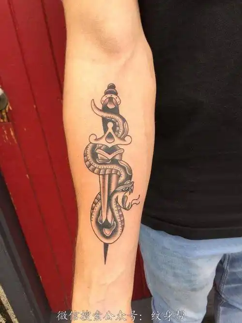 手臂纹身图片 男生手臂上匕首和蛇纹身图片