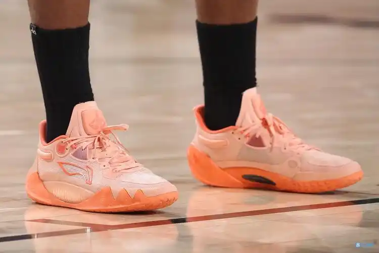 巴特勒上脚李宁jb 1代战靴 砍下32分8篮板【爱哟网】