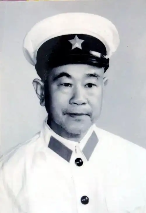 新书速递丨一车皮的人都走了,他们是决定留守的"异类"