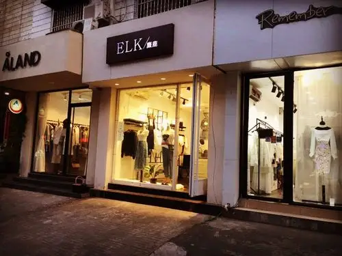 观前繁华地段20平服装店转让.除餐饮都可以做