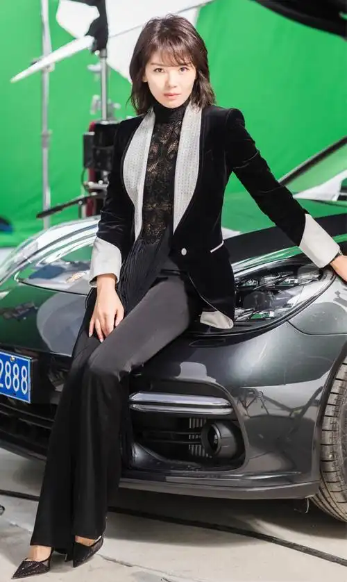 穿搭:贤妻良母风到职场女王范怎么转变?刘涛百变西装穿搭,好飒