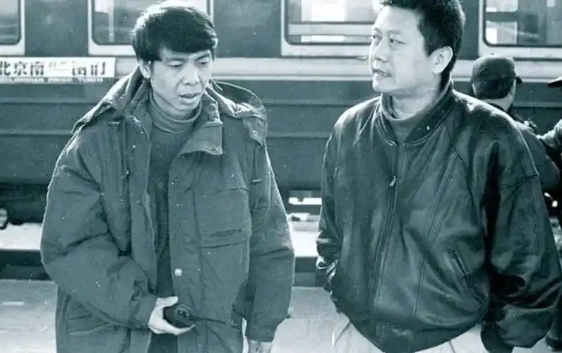 年轻时嚣张气盛的王朔,年过花甲满头白发,与网红合影满脸慈祥_腾讯