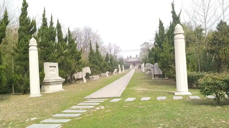 墓室依山而建砖石建筑.墓前有众多石雕群像.